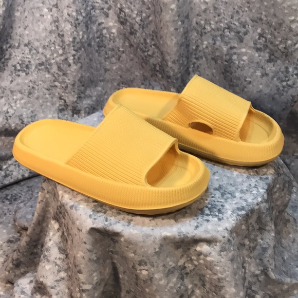 Men’s Size 7/8 Mustard Yellow Slide Sandals, Soft, Flexible, Supportive☀️NWOT☀️ - Picture 5 of 7